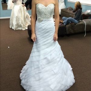 GORGEOUS UN-ALTERED WEDDING DRESS